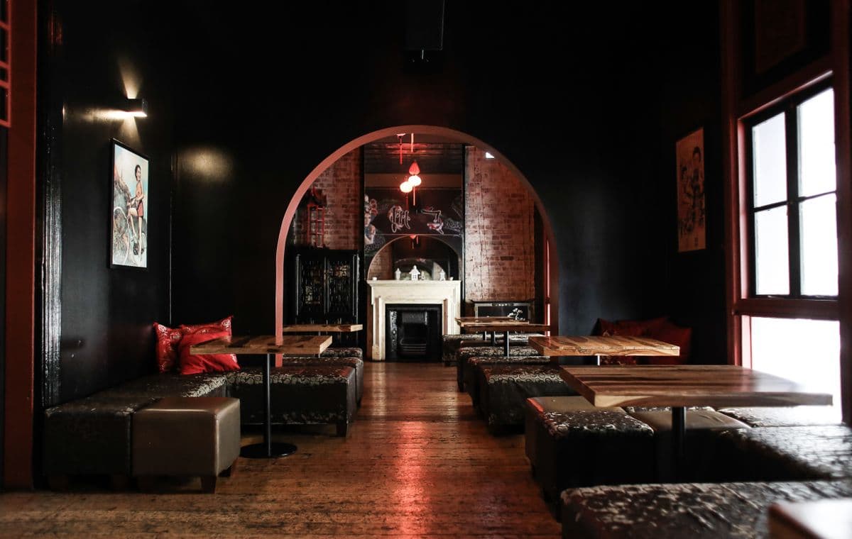 Interior de un bar de coctelería