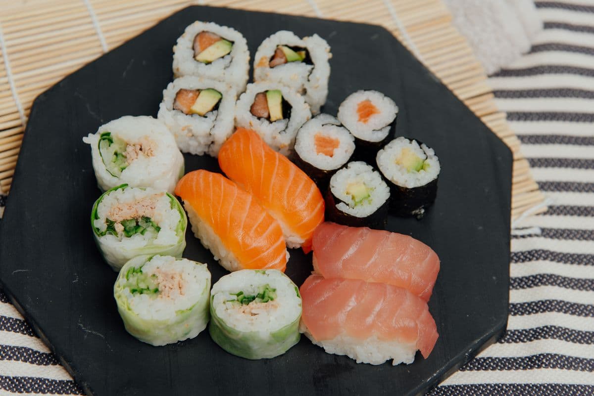 Selección de sushi y rolls